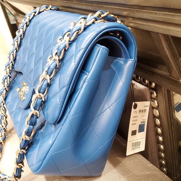 Chanel -- Classic Double Flap - Picture 4 of 16